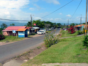 The Tronadora Road from Tilaran runns through the center of San Luis. 